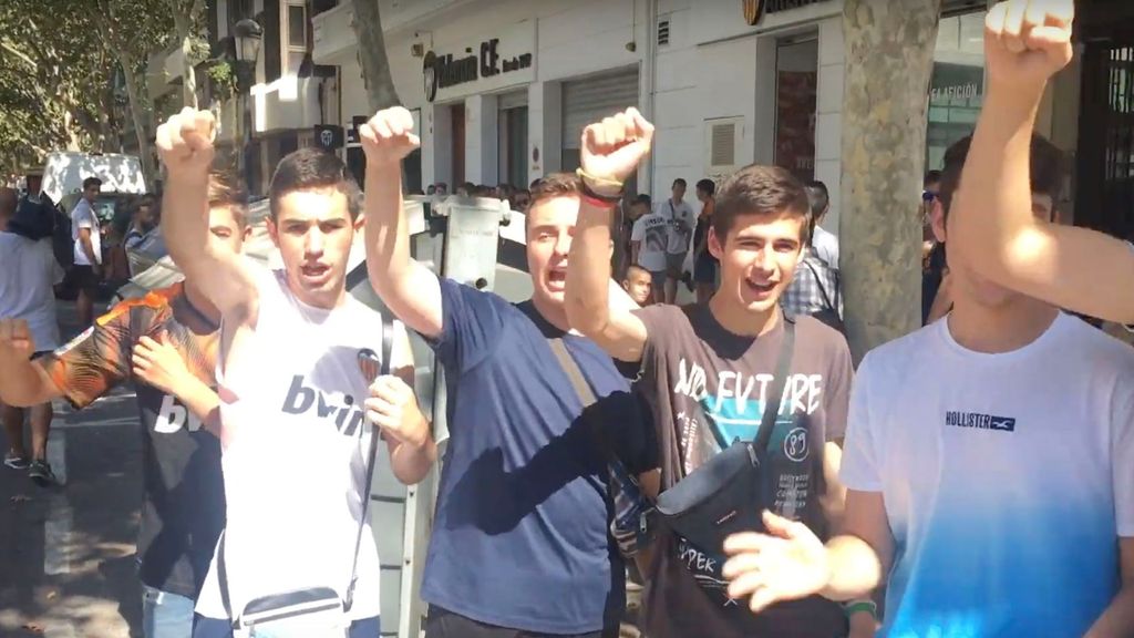 La afición del Valencia, enfadada por la posible salida de Mateu Alemany