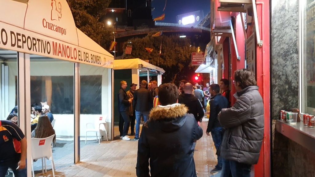 La afición valencianista se concentra en los bares alrededor de Mestalla para vivir el Valencia-Atalanta