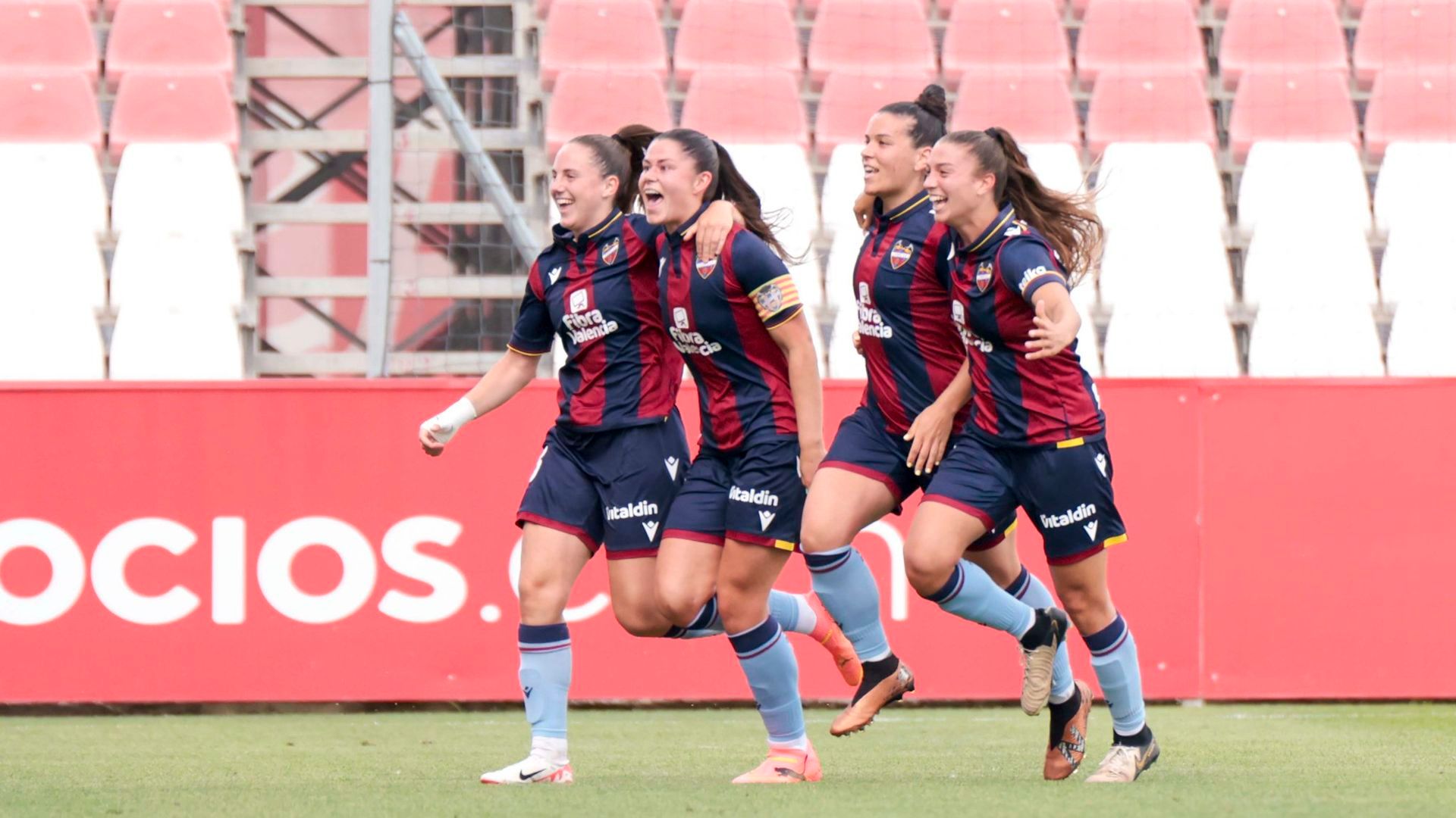 la_alegria_del_levante_femenino_despues_de_la_victoria_en_sevilla_foto_lud_001.JPG