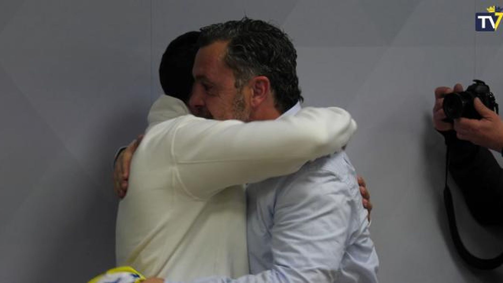 la_atencion_de_sergio_hasta_en_su_despedida_abrazo_uno_por_uno_a_todos_los_jugadores.jpeg la_atencion_de_sergio_hasta_en_su_despedida_abrazo_uno_por_uno_a_todos_los_jugadores.jpeg