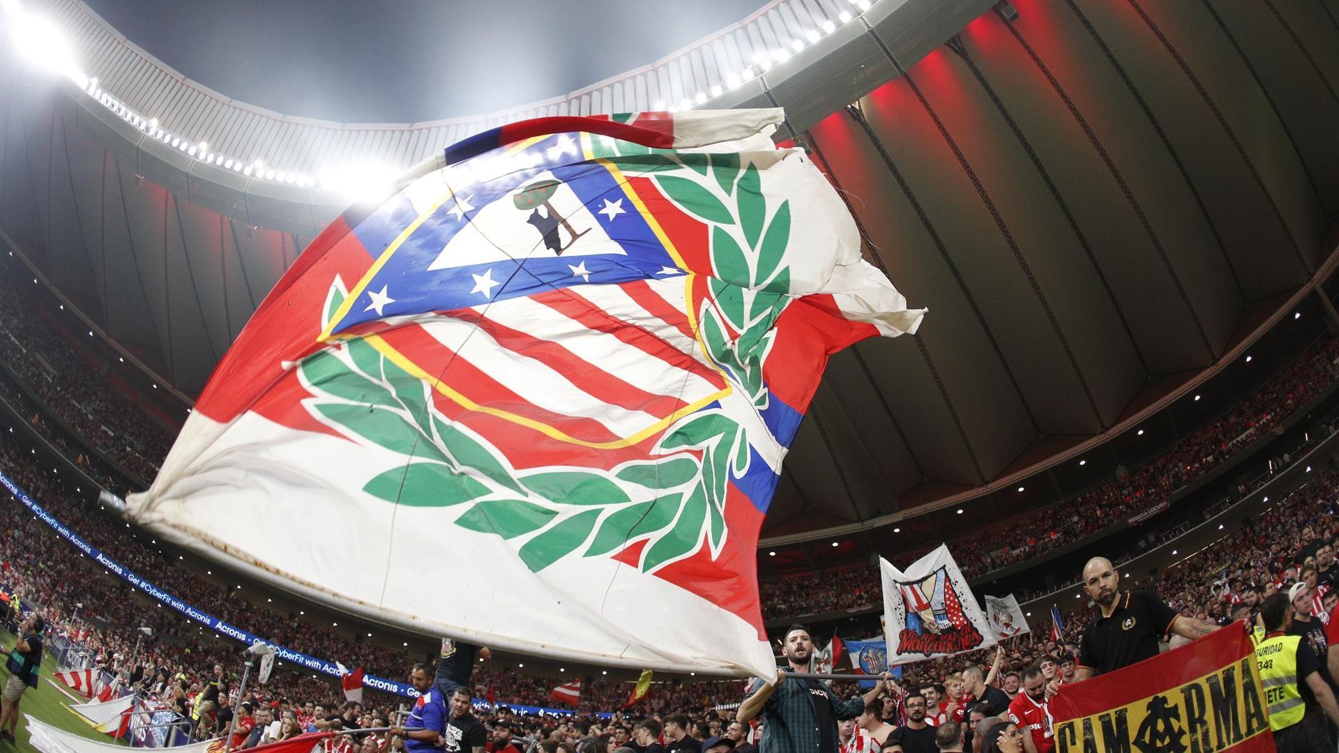 la_bandera_del_atletico_de_madrid_ondea_en_el_metropolitano_foto_efe_001.jpg
