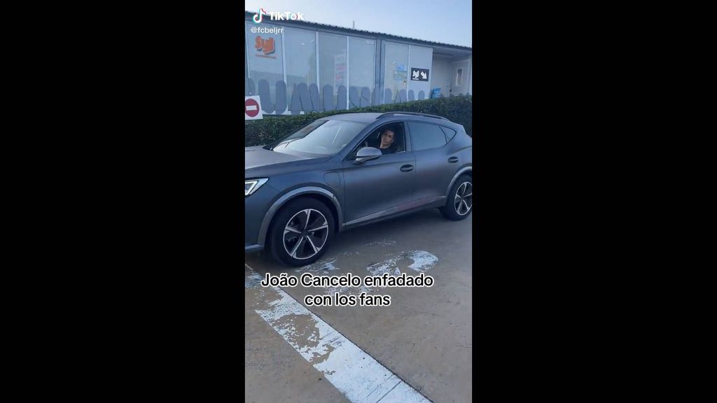 La bronca de Joao Cancelo a unos fans del Barça por pedirle una foto: "Sois muy pesados"