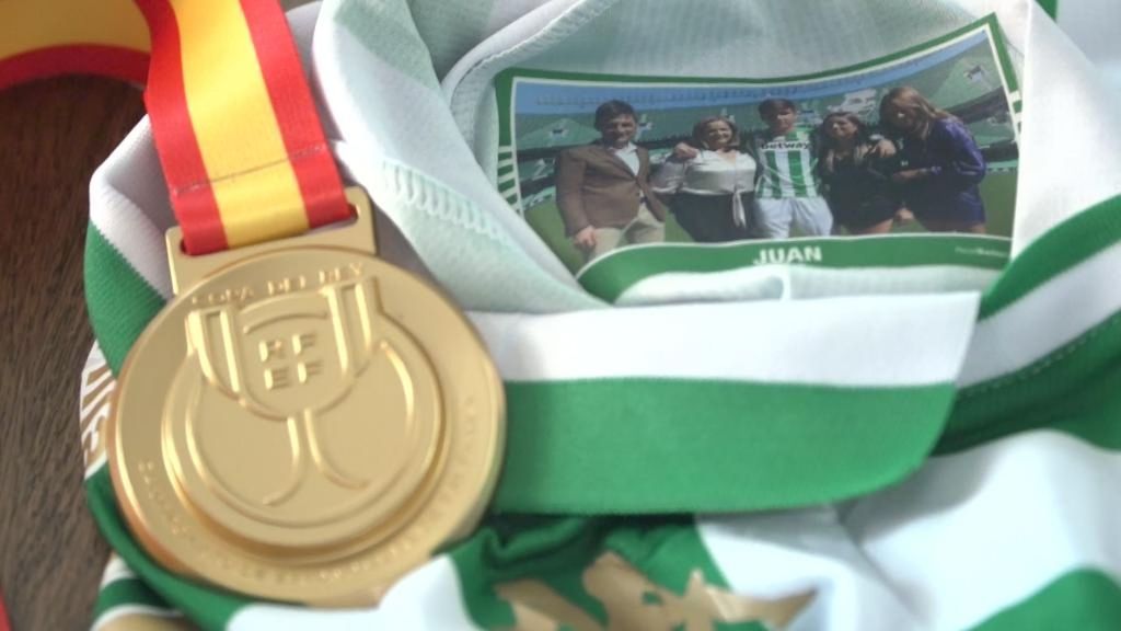 (MEDIASET) La foto cosida a la camiseta de Miranda, un secreto guardado por el Betis y la familia que no sabían ni los jugadores