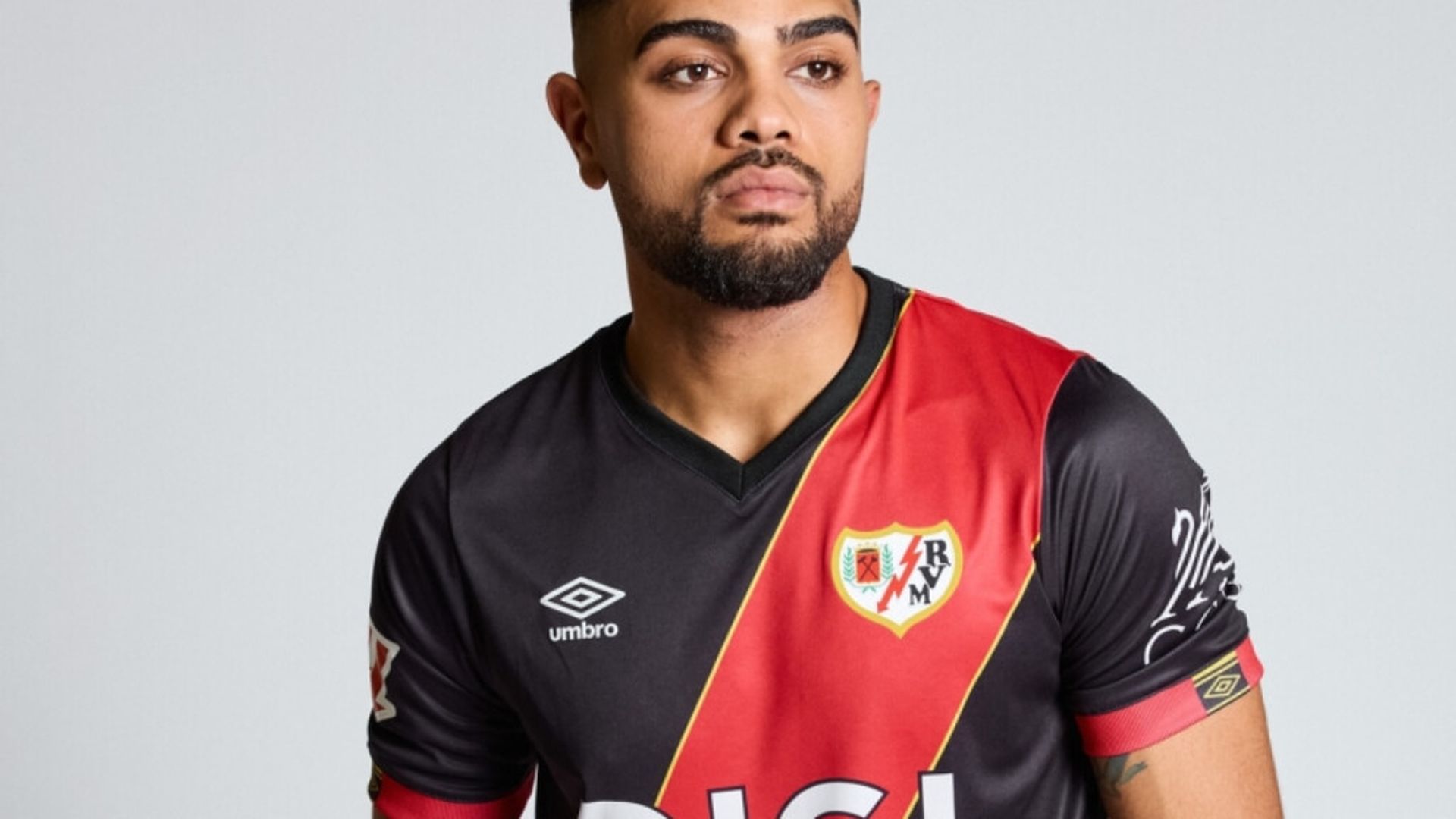 la_camiseta_del_rayo_vallecano_con_la_franja_foto_umbro.jpg la_camiseta_del_rayo_vallecano_con_la_franja_foto_umbro.jpg