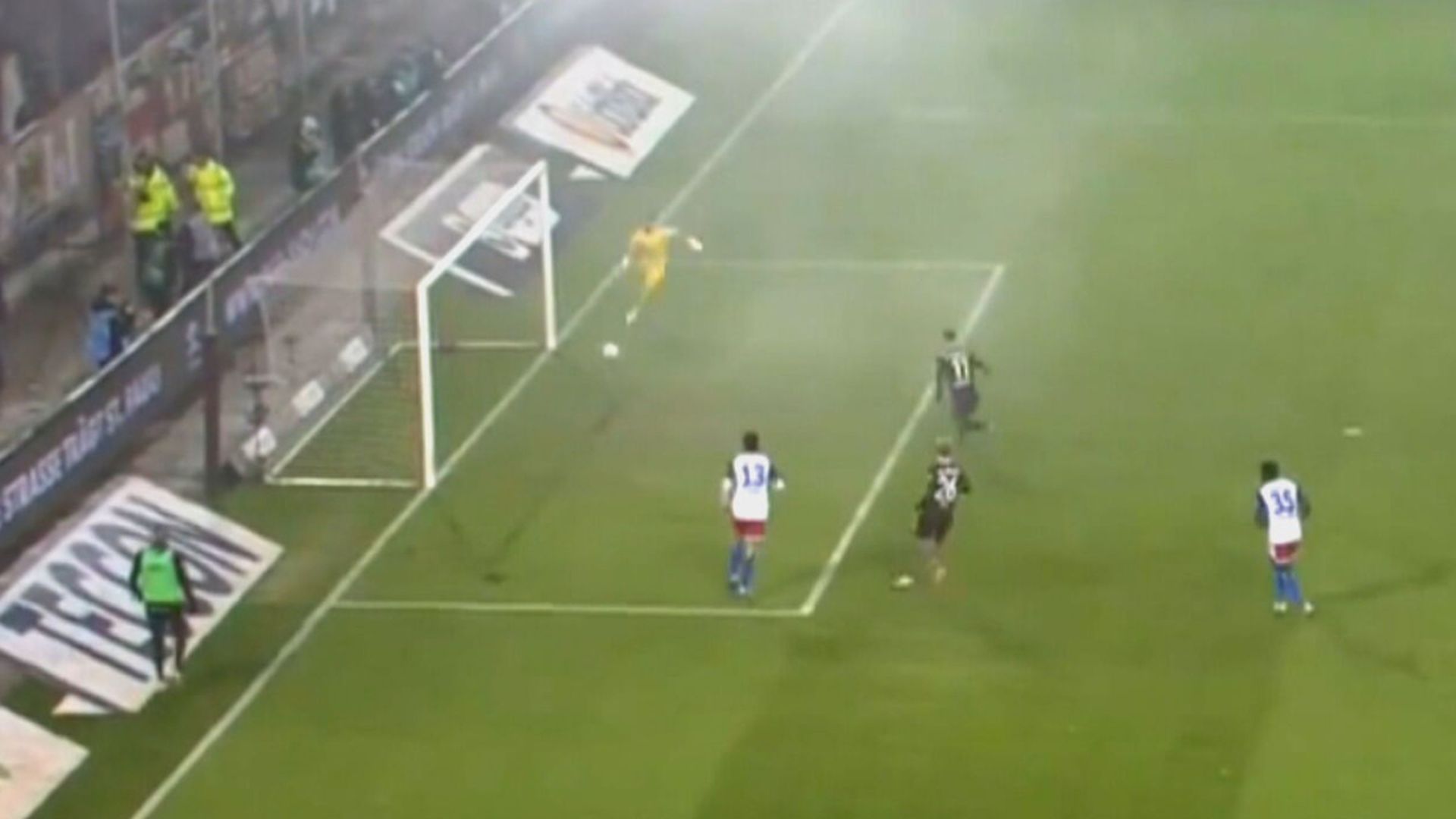 la_cantada_del_ano_en_alemania_lo_que_hace_el_portero_es_inexplicable.jpg la_cantada_del_ano_en_alemania_lo_que_hace_el_portero_es_inexplicable.jpg