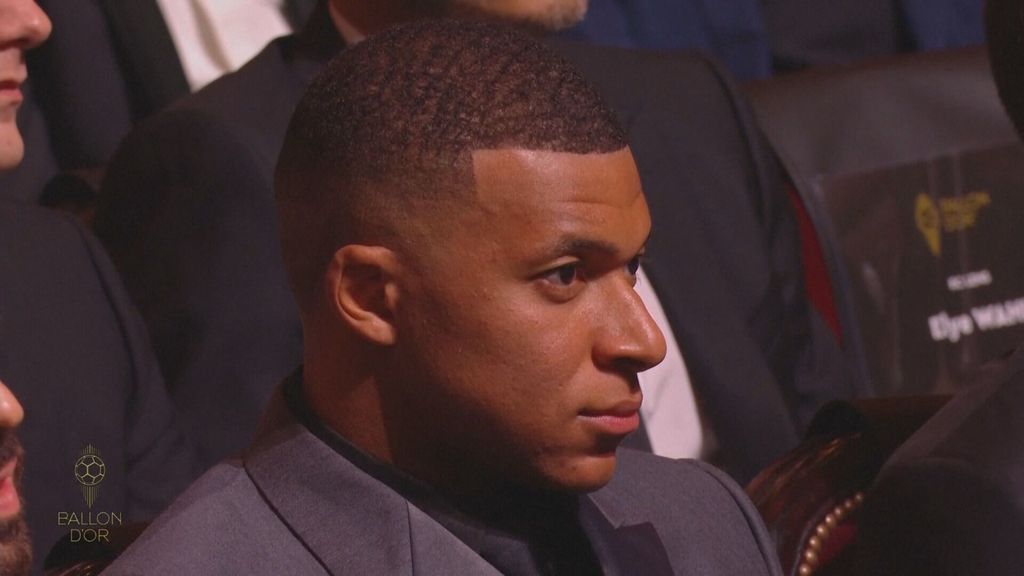 (Mediaset) La cara de Mbappé cuando Bellingham recibe el premio Kopa