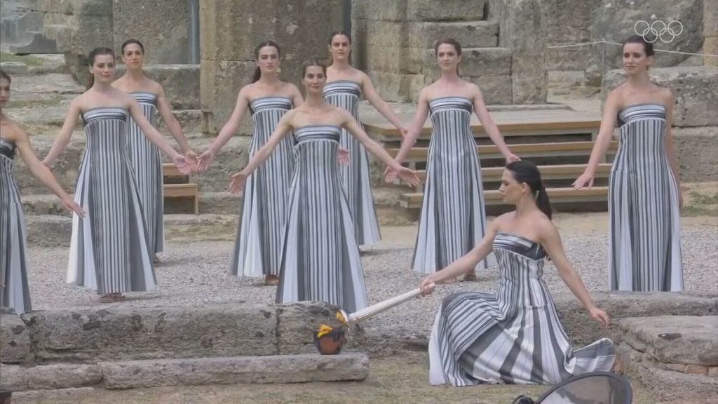 Encendido de la antorcha olímpica en Grecia