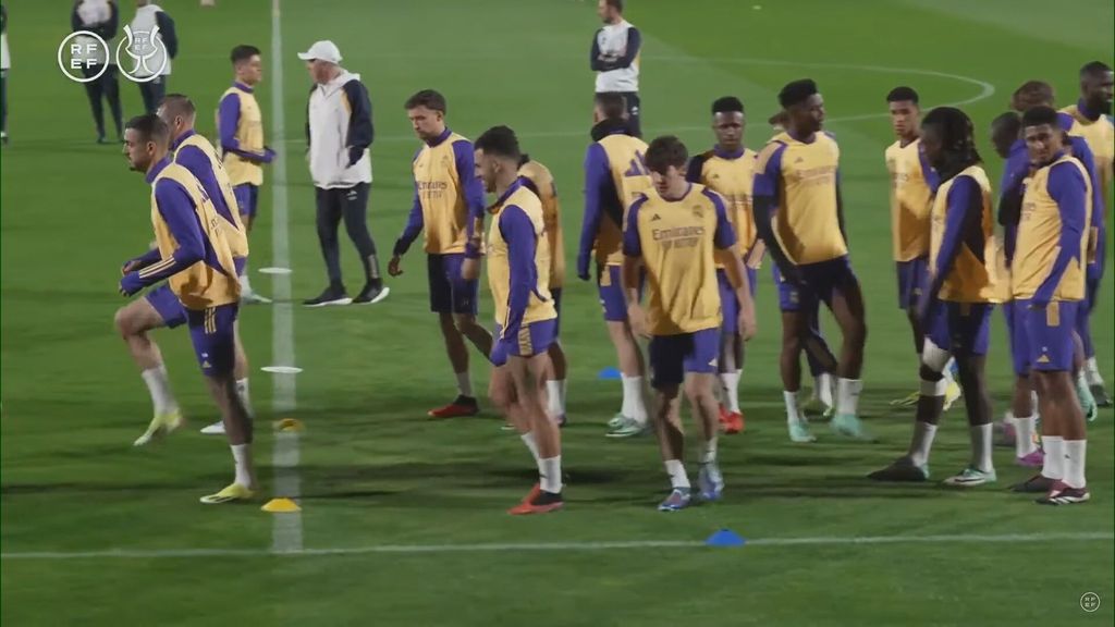 Ancelotti mima a Arda Güler: gesto cariñoso y charla en solitario