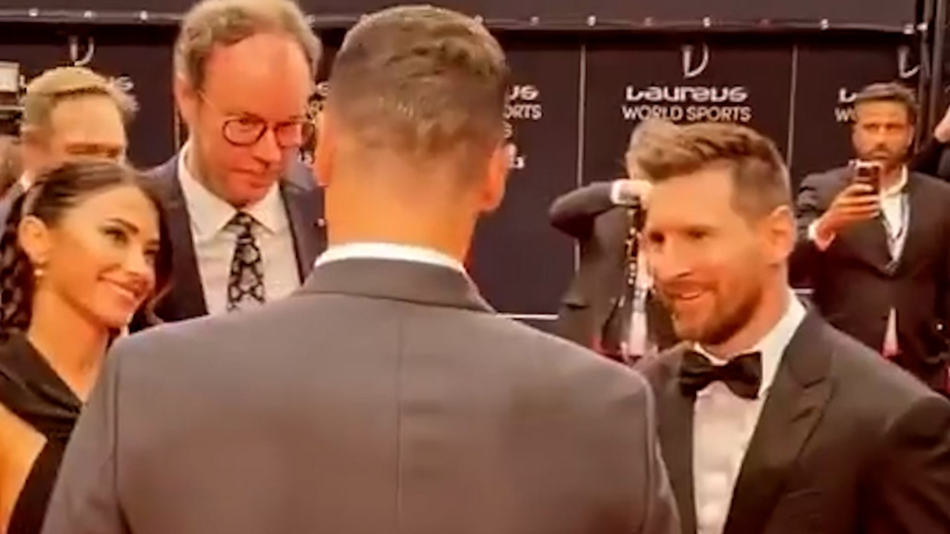 la_charla_de_leo_messi_y_robert_lewandowski_en_perfecto_espanol_que_ilusiona_a_los_cul.jpg la_charla_de_leo_messi_y_robert_lewandowski_en_perfecto_espanol_que_ilusiona_a_los_cul.jpg