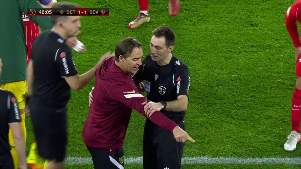 (mediaset) La charla de Lopetegui con el árbitro mostrándole su indignación por la agresión a Jordán desde la grada