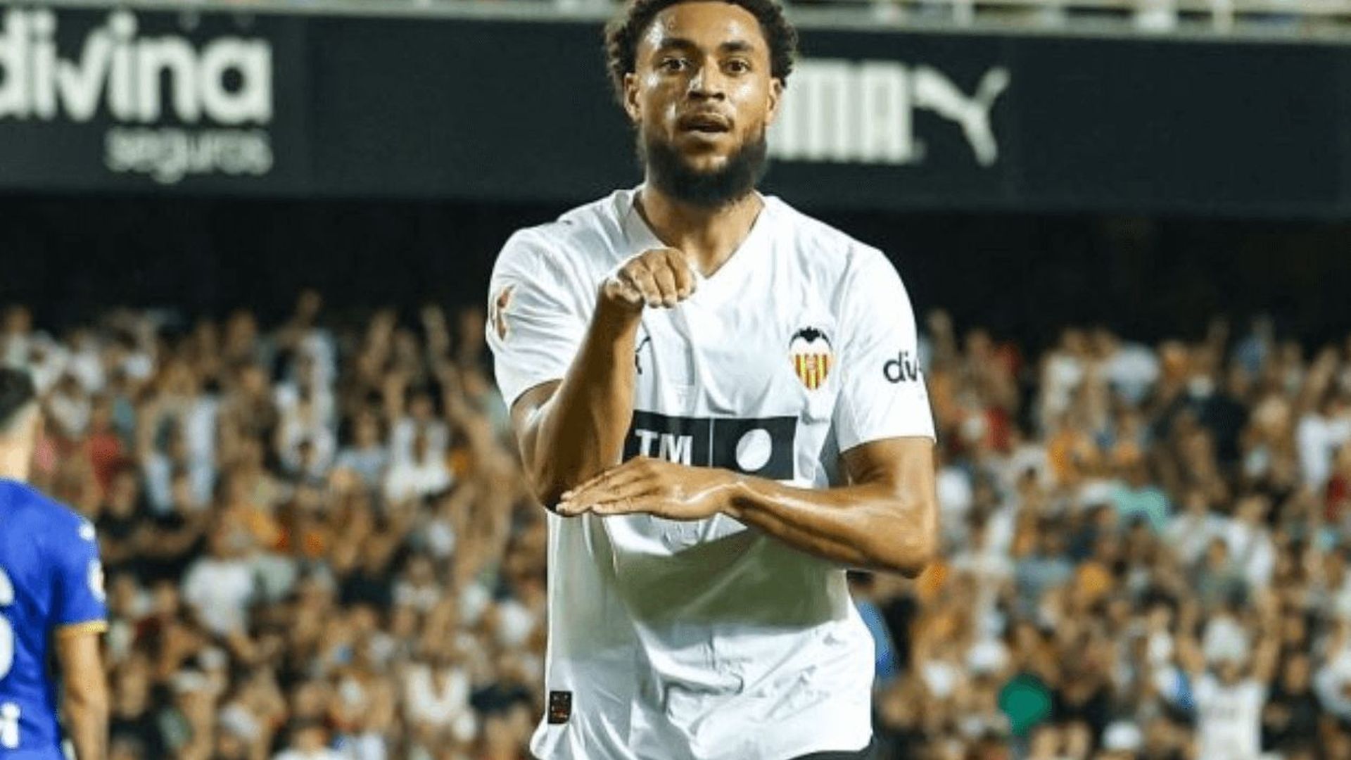 la_cobra_arnaut_danjuma_pica_en_mestalla_foto_laliga_002.png