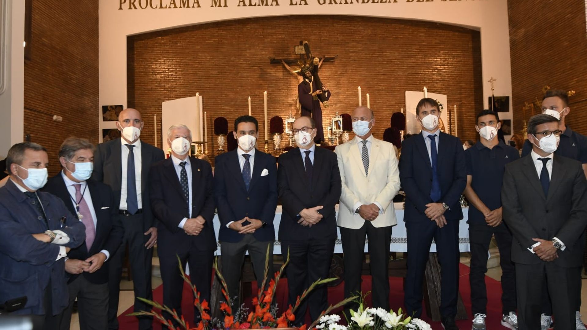 la_comitiva_del_sevilla_en_su_visita_al_gran_poder_foto_kiko_hurtado.jpeg