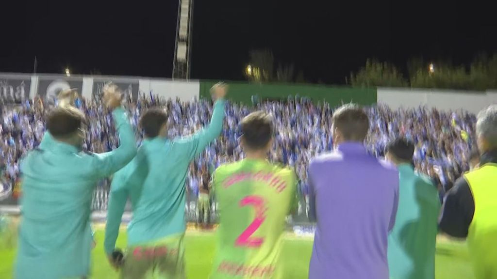 La comunión entre el Málaga y sus jugadores: varios minutos cantando y bailando para celebrar al victoria