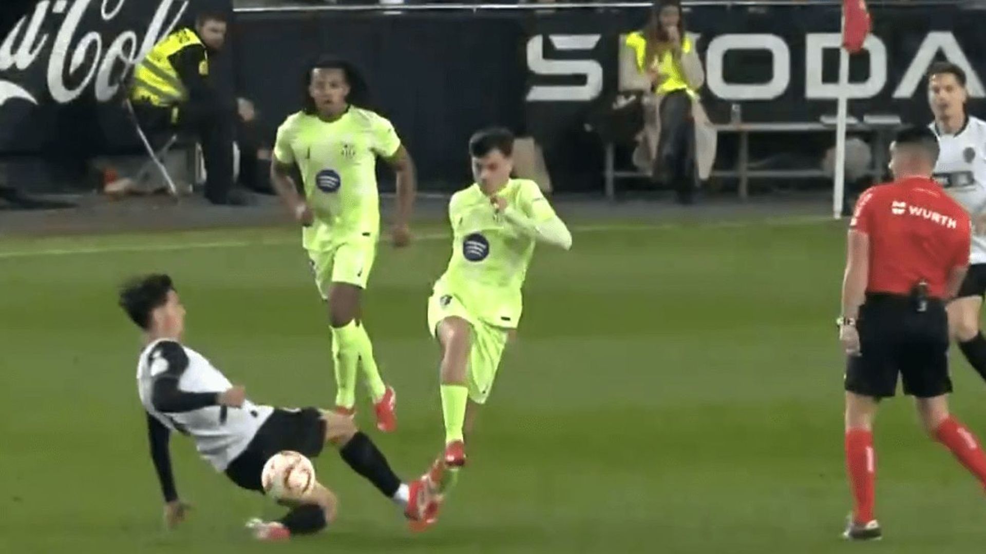 la_dura_entrada_de_hugo_guillamon_a_pedri.png la_dura_entrada_de_hugo_guillamon_a_pedri.png