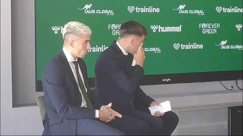 La emoción de Iker Losada en su presentación con el Betis