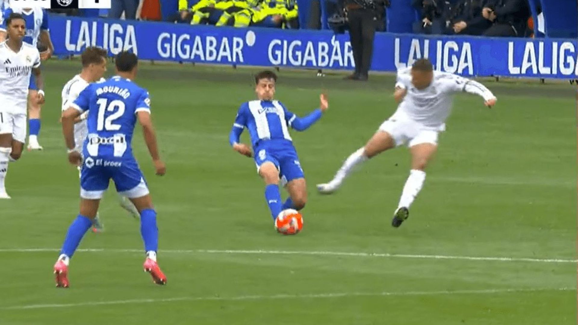 la_entrada_de_mbappe_a_antonio_blanco_en_el_alaves_real_madrid.png