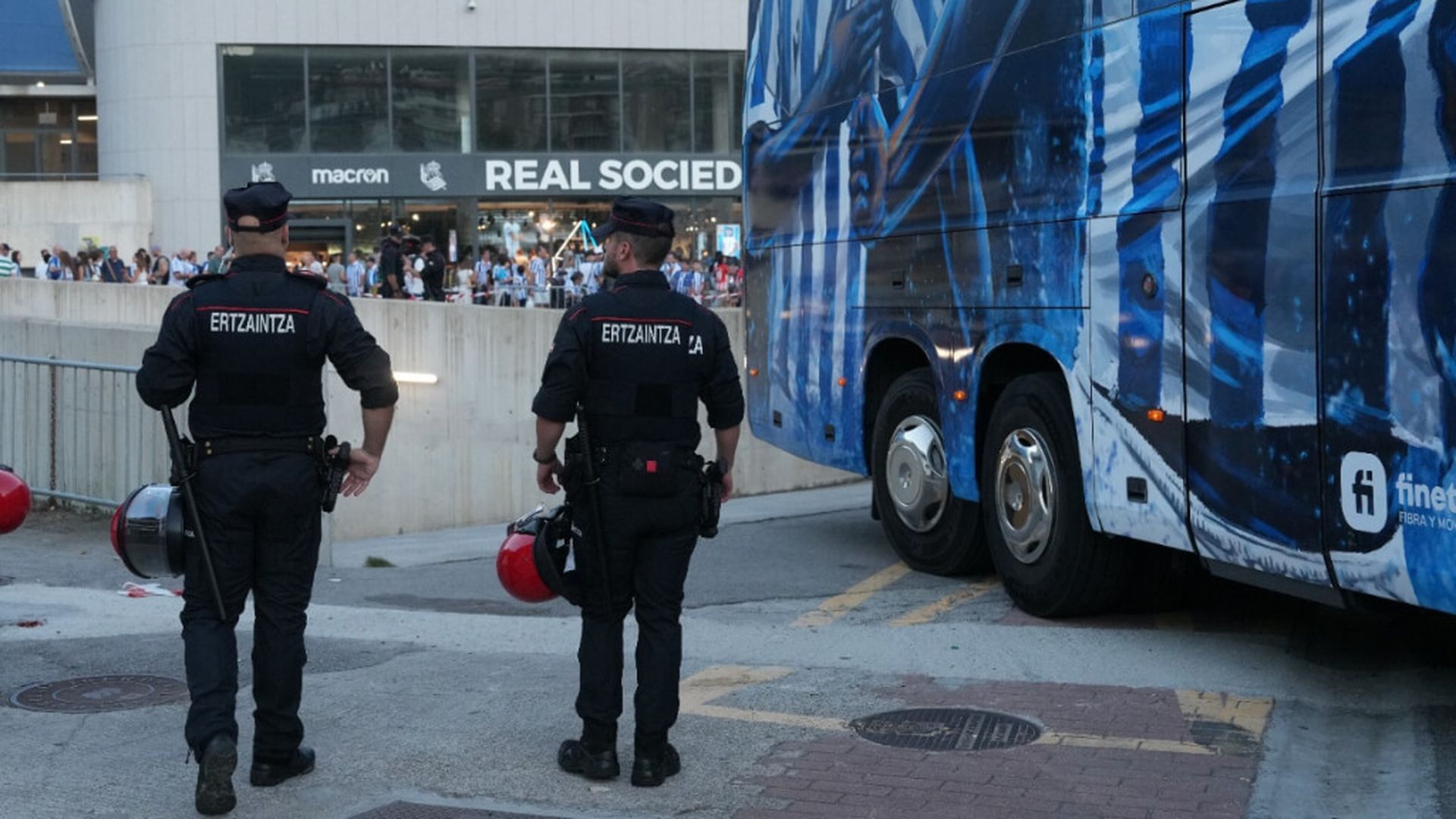 la_ertzaintza_junto_al_bus_de_la_real_sociedad_europa_press_001.jpg la_ertzaintza_junto_al_bus_de_la_real_sociedad_europa_press_001.jpg