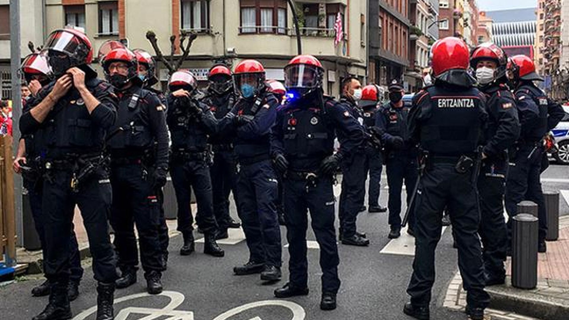 la_ertzainzta_en_la_calle_pozas_001.jpeg la_ertzainzta_en_la_calle_pozas_001.jpeg