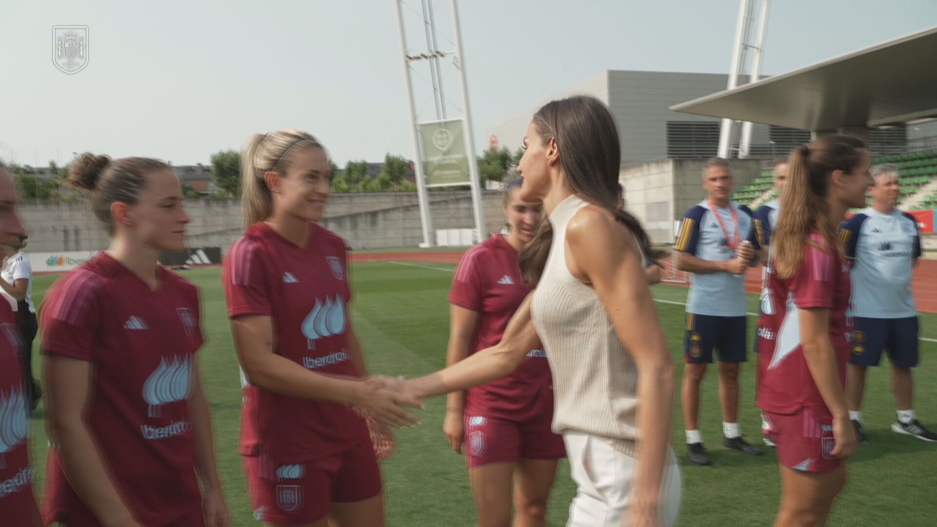 la_espontaneidad_de_la_reina_letizia_al_ver_a_alexia_putellas_vestida_de_futbolista.jpeg la_espontaneidad_de_la_reina_letizia_al_ver_a_alexia_putellas_vestida_de_futbolista.jpeg