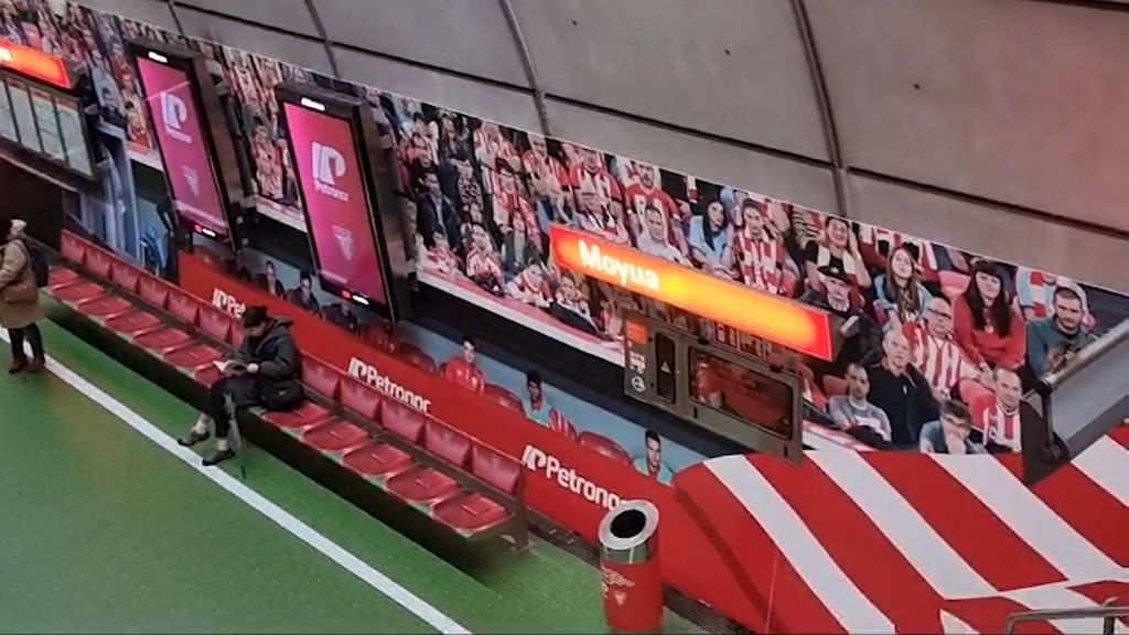 La estación de Moyua del Metro de Bilbao se engalana para la final de Copa y se convierte en una réplica de San Mamés