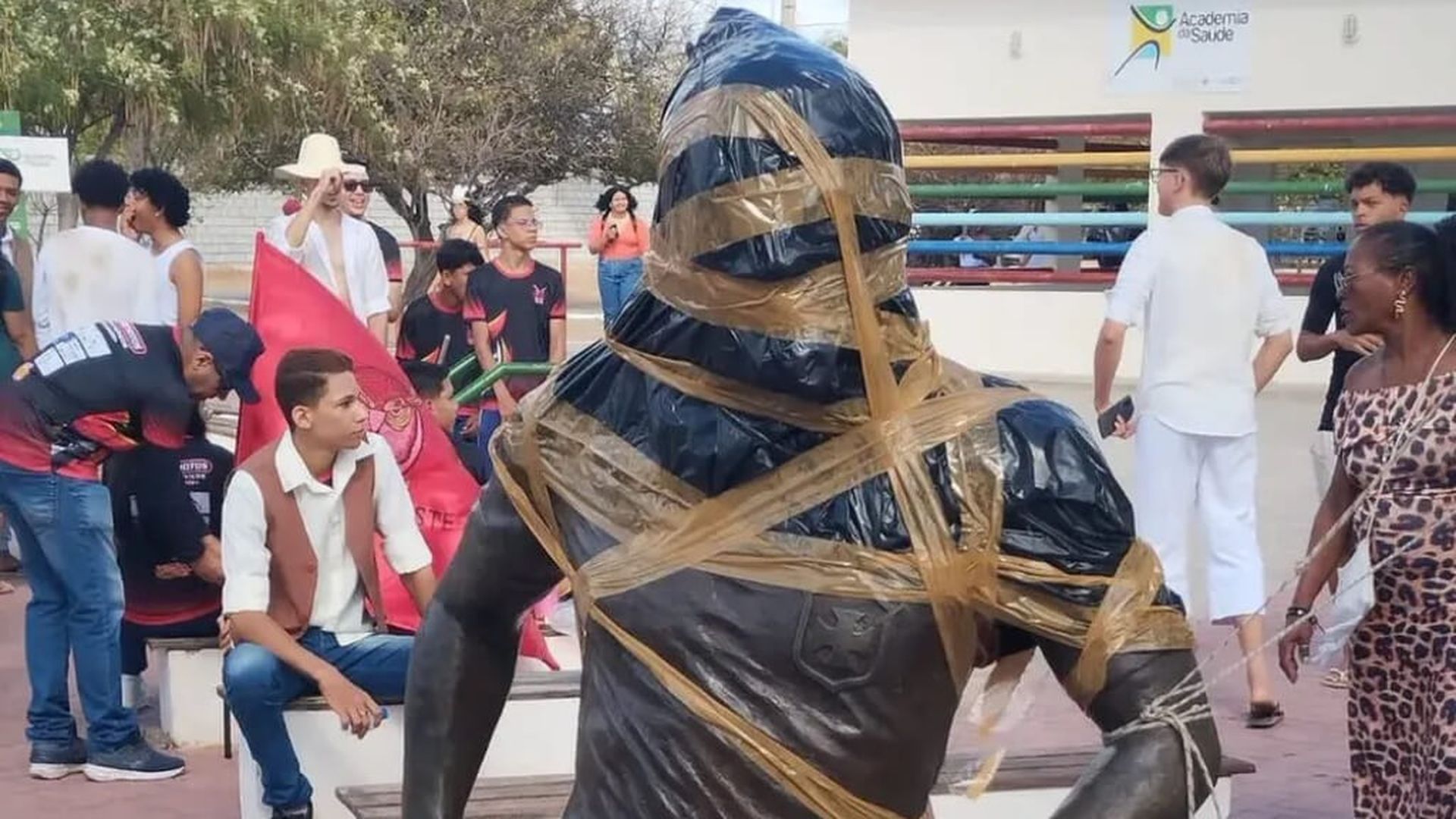 la_estatua_de_dani_alves_vandalizada_en_brasil_foto___pedrocertezas_001.jpg la_estatua_de_dani_alves_vandalizada_en_brasil_foto___pedrocertezas_001.jpg