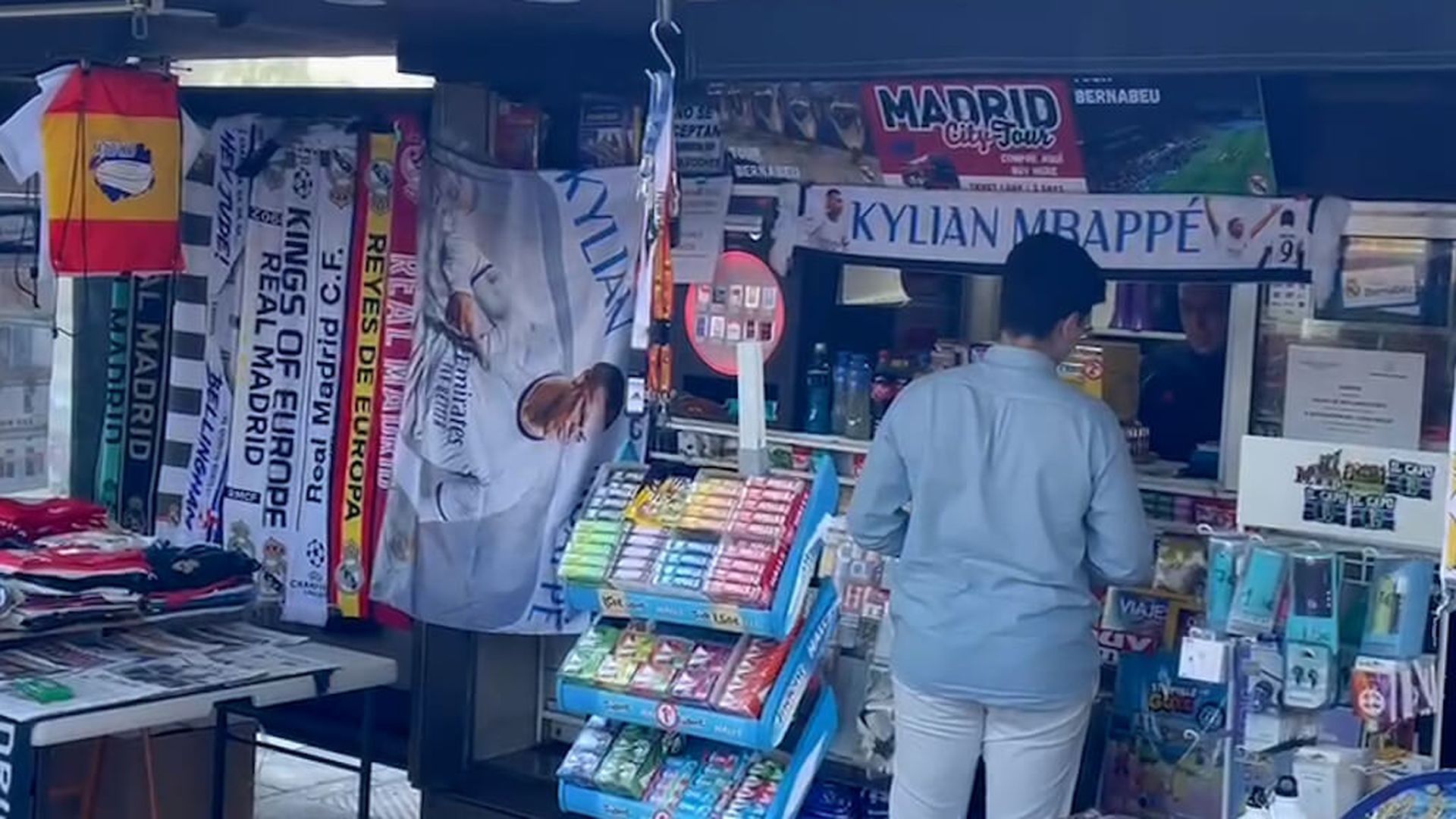 la_fiebre_mbappe_explota_en_madrid_un_quiosco_vende_bufandas_y_banderas_del_frances.jpg