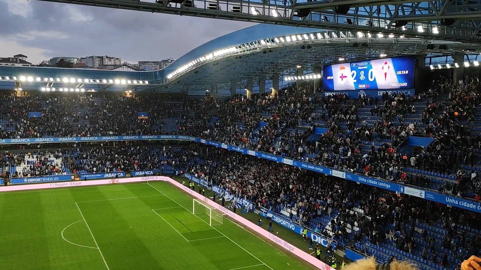 la_fiesta_de_la_aficion_del_deportivo_tras_vencer_al_celta_b_nadie_se_mueve_de_riazor_001.jpg la_fiesta_de_la_aficion_del_deportivo_tras_vencer_al_celta_b_nadie_se_mueve_de_riazor_001.jpg