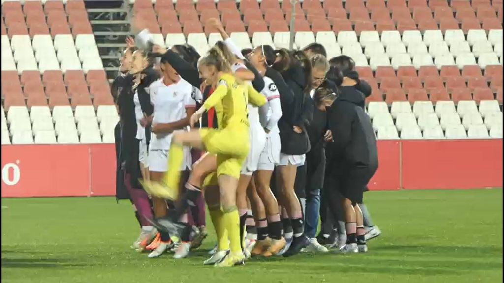 La fiesta del Sevilla tras ganar el derbi ante el Betis Féminas