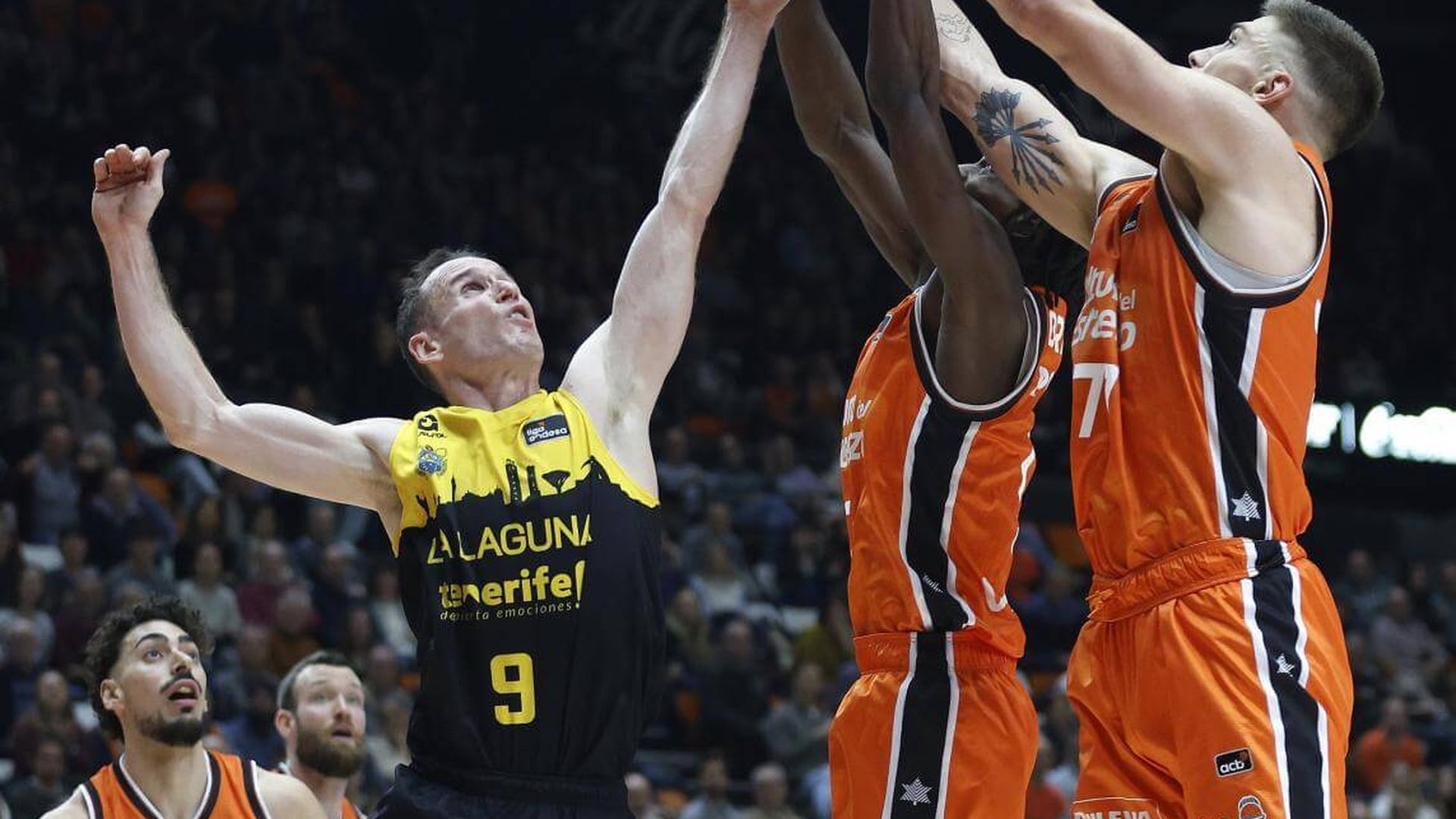 la_fonteta_como_aliada_en_el_primer_partido_de_semifinales_entre_valencia_basket_y_la_.jpg