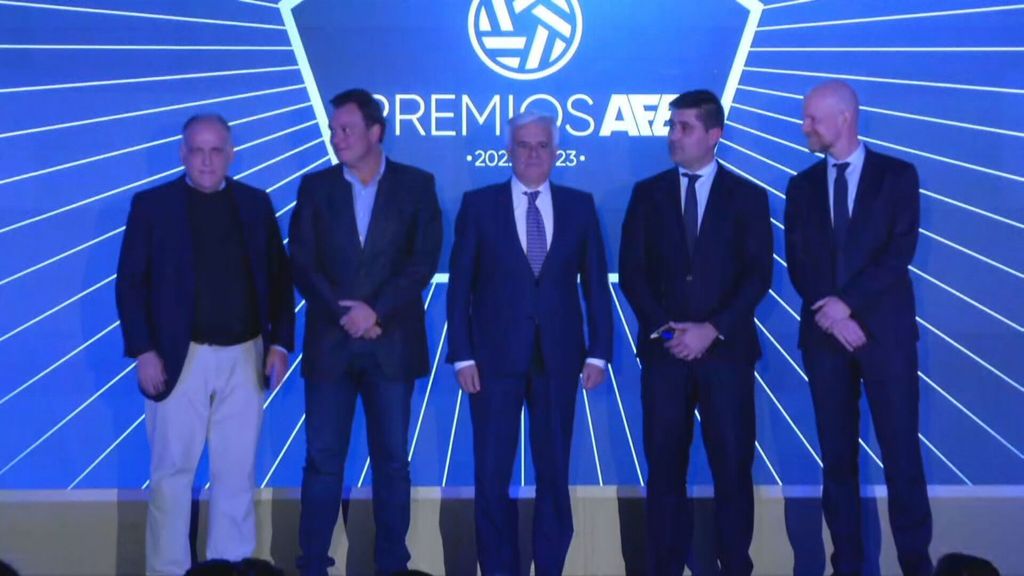 (Mediaset) La foto más esperada por el fútbol español: David Aganzo, Javier Tebas, Pedro Rocha y Víctor Francos, juntos por la AFE