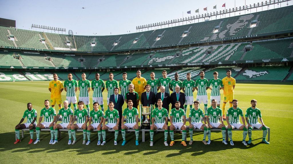 La foto oficial del Betis de la temporada 21-22, el reconocimiento a los jugadores que han cumplido 100 partidos (Fekir, Alex Moreno, Carvalho y Borja Iglesias) y a los que se marchan (Tello, Bellerín y Joel)