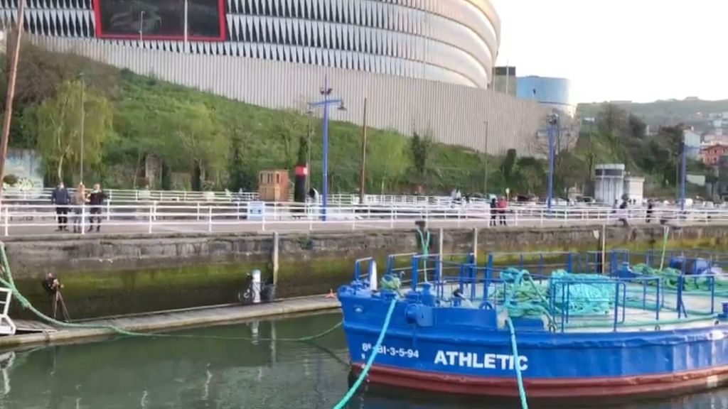 La gabarra espera al Athletic, con puesta de Sol
