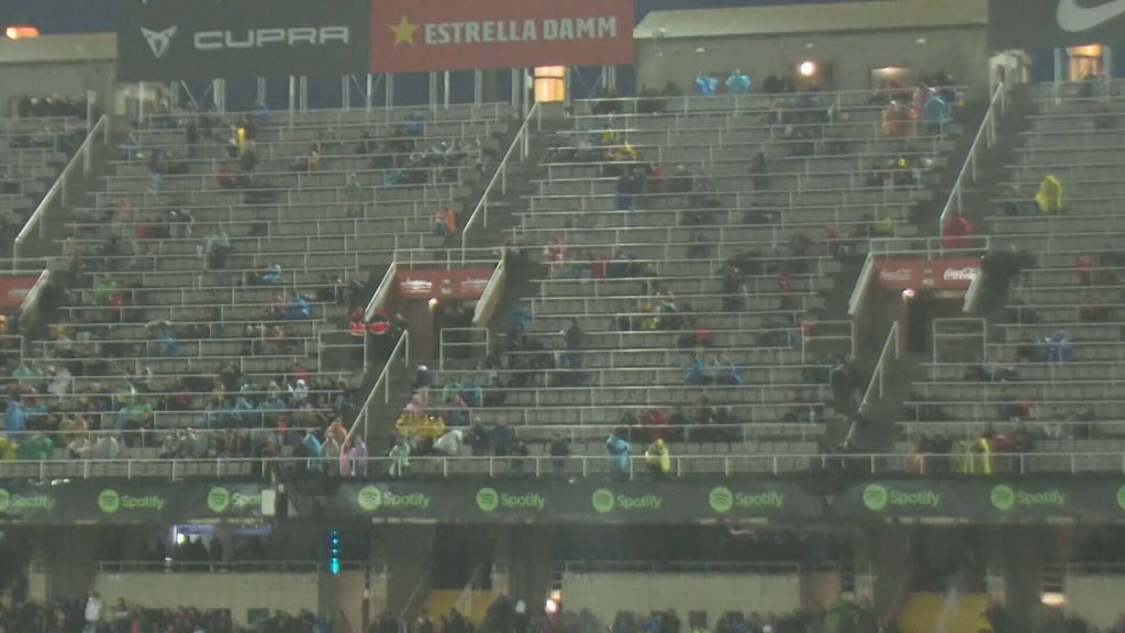 La grada de Montjuic durante el Barcelona-Valencia con la peor entrada