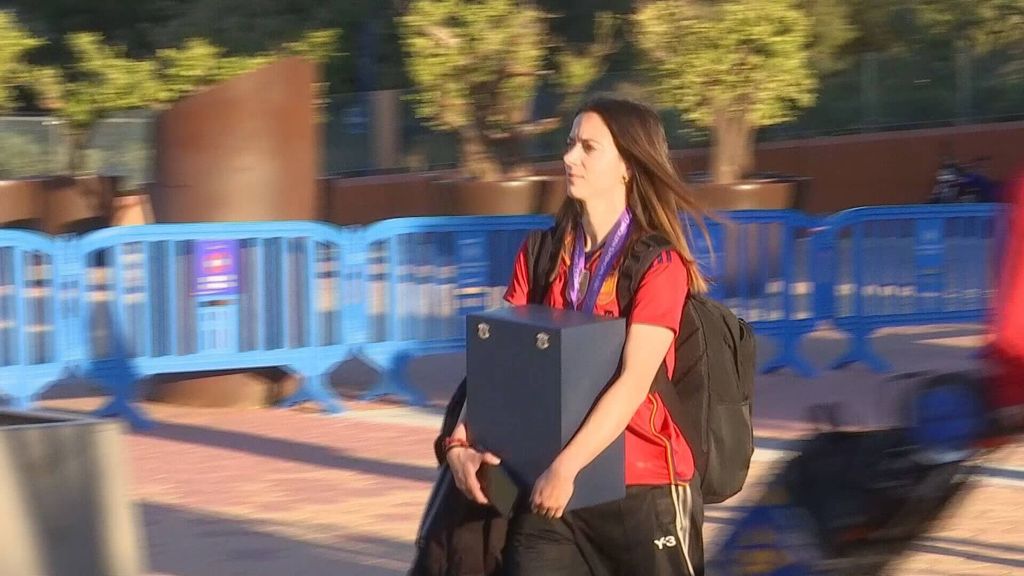 La Guardia Civil alucina al ver la caja que guarda el MVP de Aitana Bonmatí: "Llevas ahí el tesoro"
