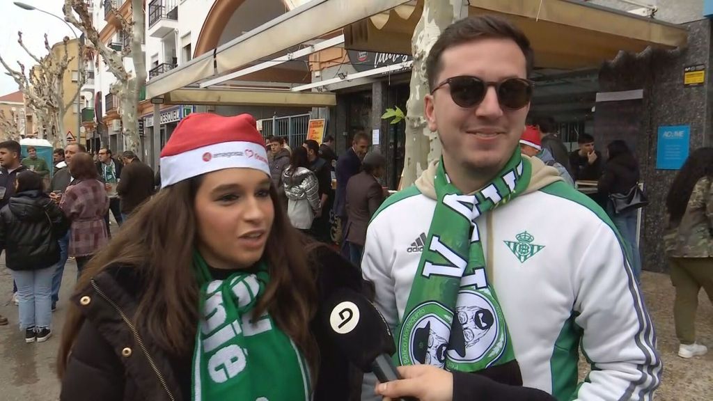 La guasa de los béticos con los gorros rojos de Papá Noel