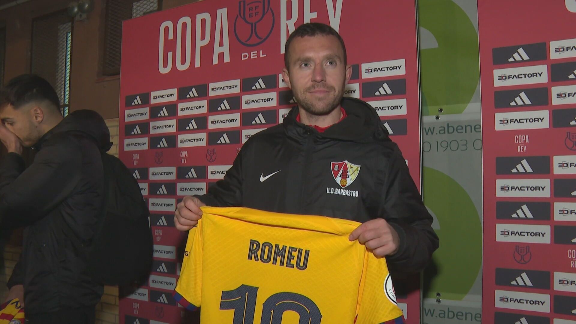 la_ilusion_de_los_jugadores_del_barbastro_con_las_camisetas_del_barca_es_un_recuerdo_p.jpeg
