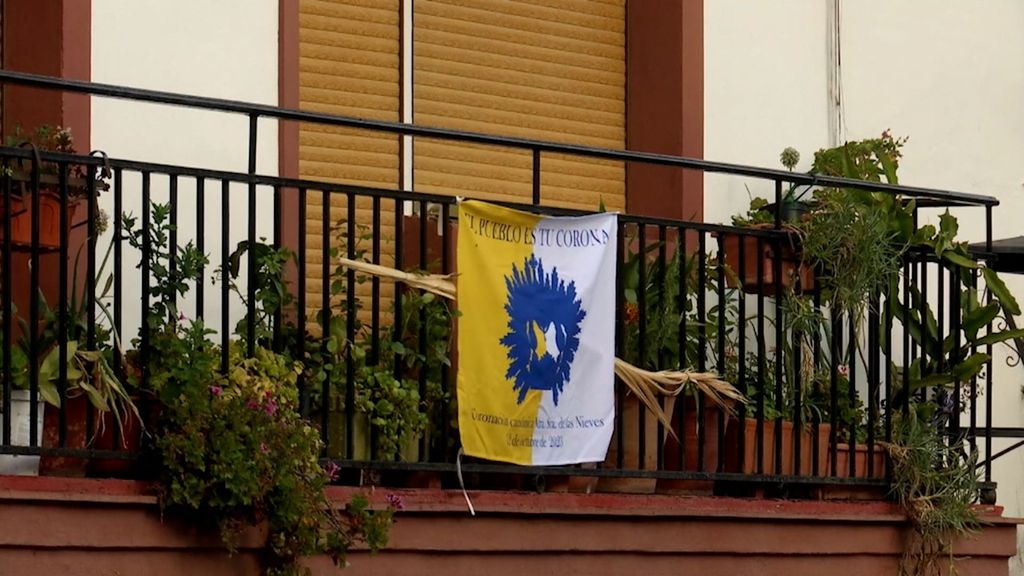 (Mediaset) La ilusión de Los Palacios después de que Jesús Navas, Fabián y Gavi posaran con la bandera de la Virgen de las Nieves