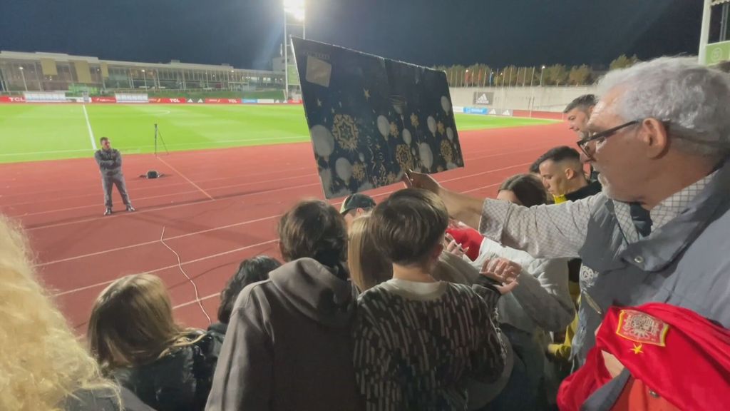 (Mediaset) La ilusión de unos niños al ver a Joselu con la selección española: "Es mi ídolo"