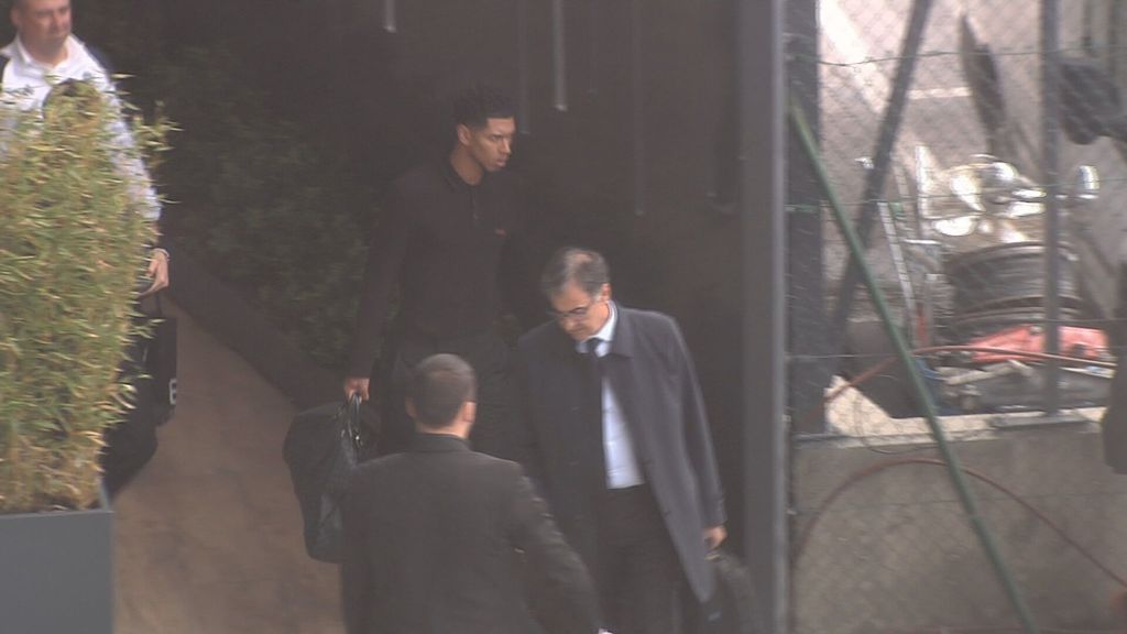 (Mediaset) La imagen de Bellingham que hace saltar las alarmas: cojeando a tres días del Clásico