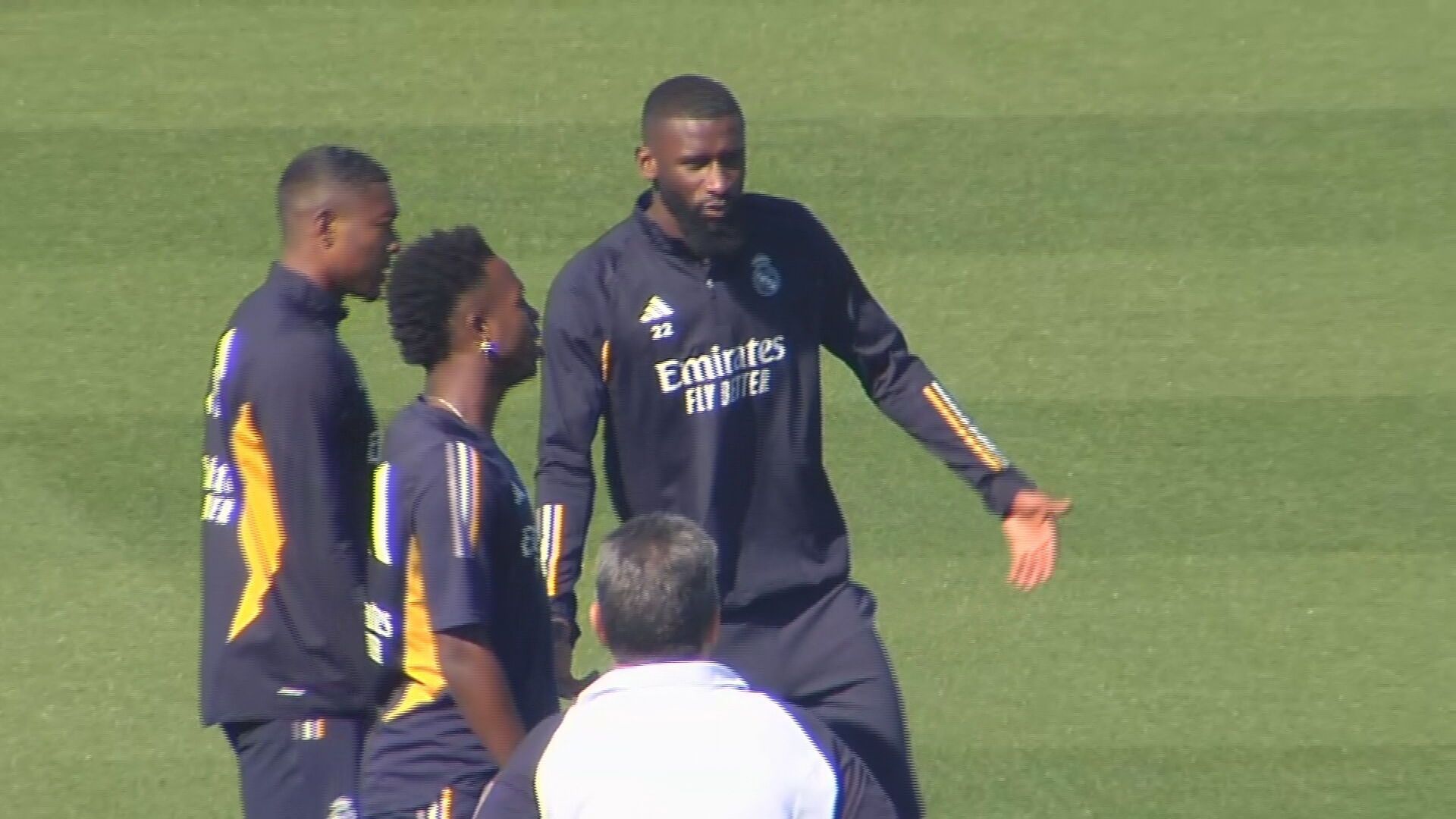 la_intensa_charla_de_rudiger_a_alaba_en_el_primer_entreno_tras_el_derbi_senalados_en_l.jpeg la_intensa_charla_de_rudiger_a_alaba_en_el_primer_entreno_tras_el_derbi_senalados_en_l.jpeg