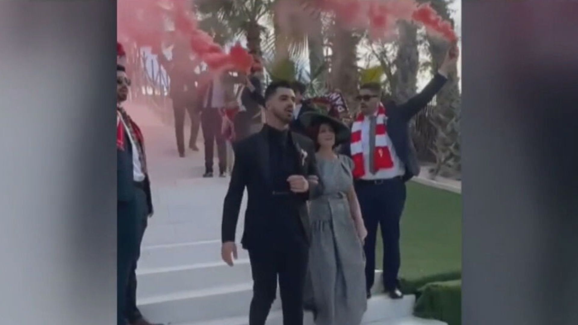 la_intrahistoria_de_una_boda_muy_futbolera_bufandas_bengalas_y_el_himno_del_real_murci.jpg la_intrahistoria_de_una_boda_muy_futbolera_bufandas_bengalas_y_el_himno_del_real_murci.jpg