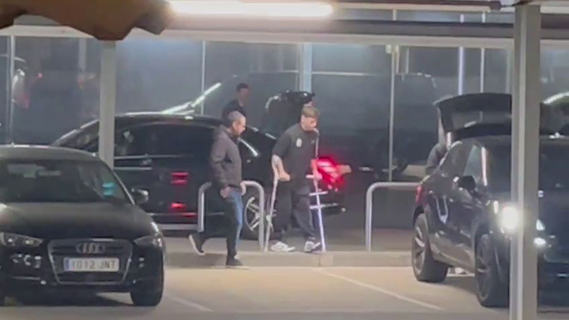 la_llegada_de_gavi_a_barcelona_tras_su_lesion_con_espana_en_muletas_y_con_claros_signo.png la_llegada_de_gavi_a_barcelona_tras_su_lesion_con_espana_en_muletas_y_con_claros_signo.png