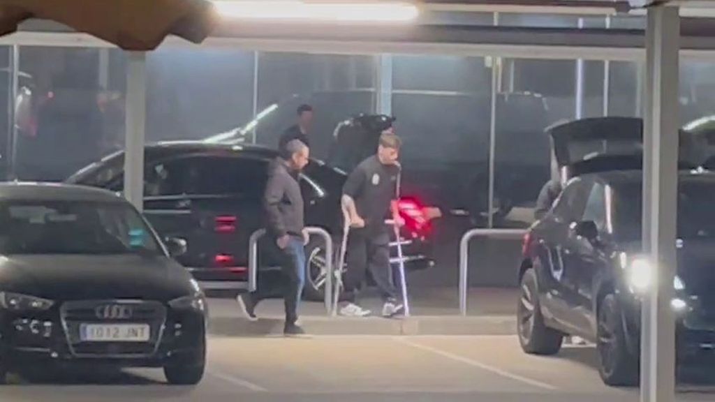 La llegada de Gavi a Barcelona tras su lesión con España: en muletas y con claros signos de dolor