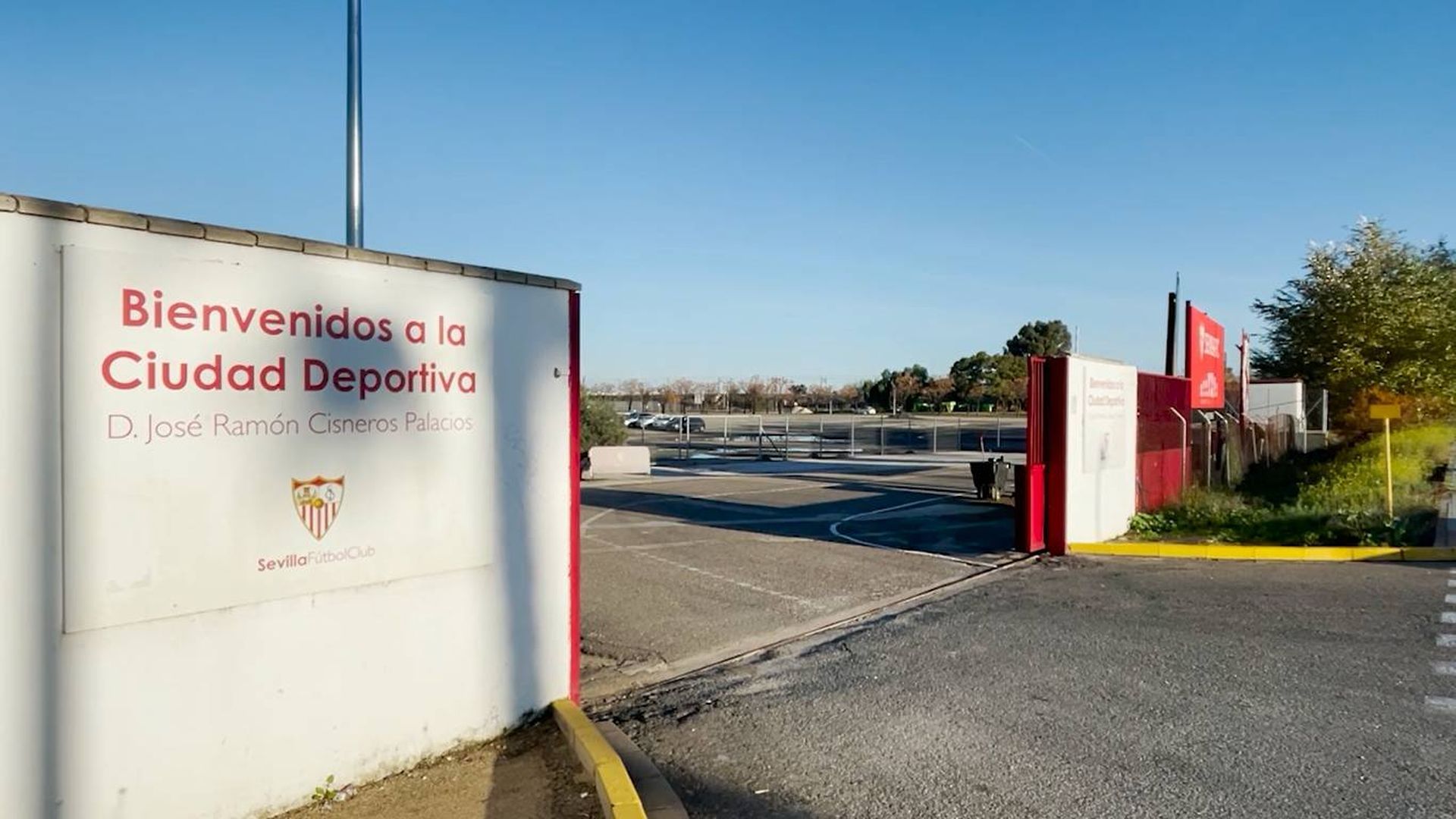 la_llegada_de_los_jugadores_del_sevilla_al_entrenamiento_001.jpg