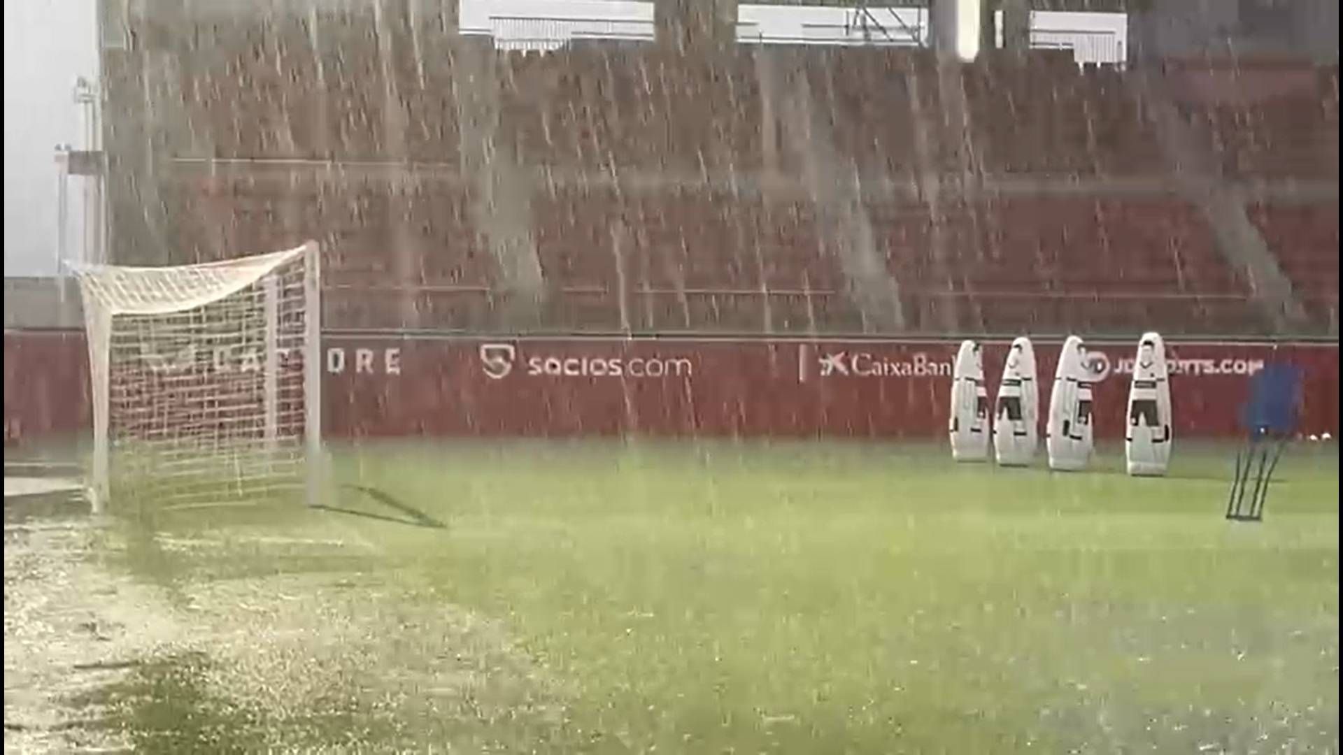 la_lluvia_obliga_a_suspender_el_entreno_del_sevilla.jpg la_lluvia_obliga_a_suspender_el_entreno_del_sevilla.jpg