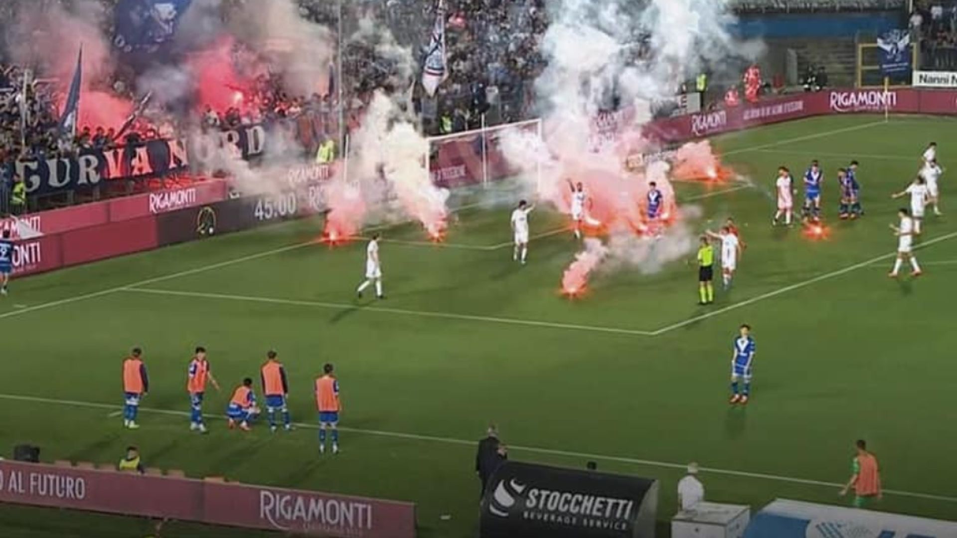 la_locura_del_descenso_en_brescia_coches_en_llamas_ultras_contra_jugadores_invasion_y_.jpg