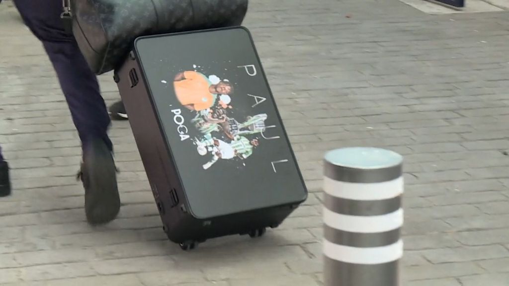 (Mediaset) La maleta de Paul serigrafiada con la Copa del Rey del Betis