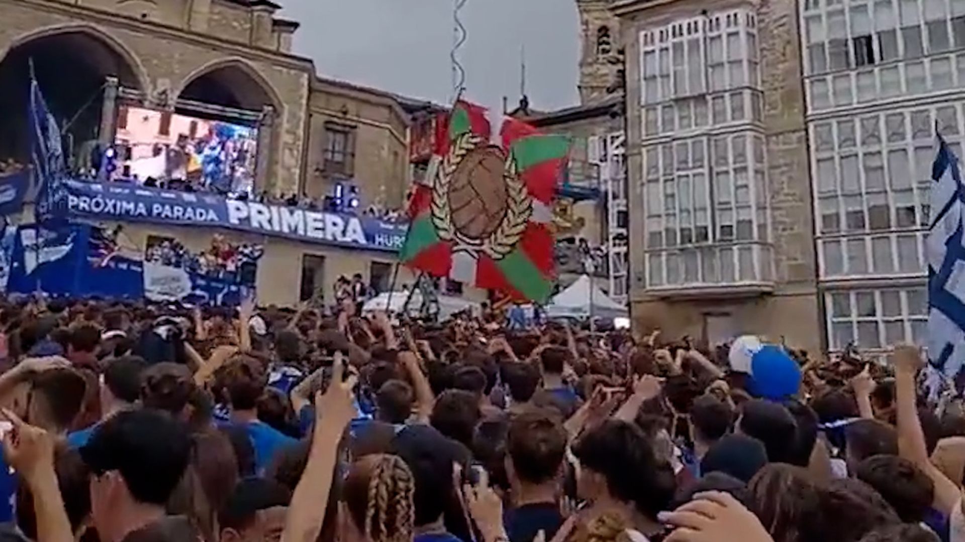 la_mancha_negra_en_la_fiesta_de_ascenso_del_alaves_gritos_e_insultos_contra_roberto_so.png la_mancha_negra_en_la_fiesta_de_ascenso_del_alaves_gritos_e_insultos_contra_roberto_so.png