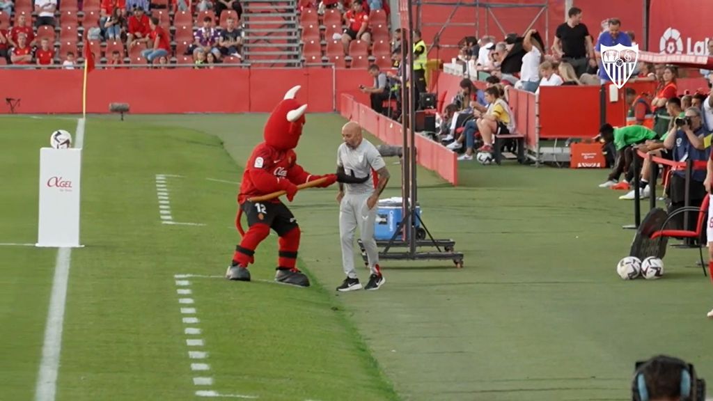 La mascota del Mallorca bromeando con Sampaoli
