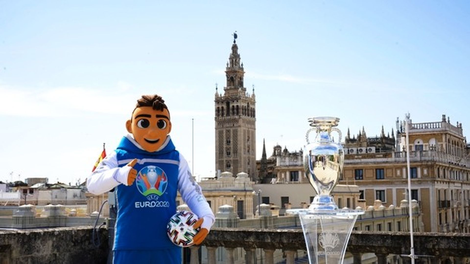 la_mascota_y_el_trofeo_de_la_eurocopa_en_sevilla_001.jpg la_mascota_y_el_trofeo_de_la_eurocopa_en_sevilla_001.jpg